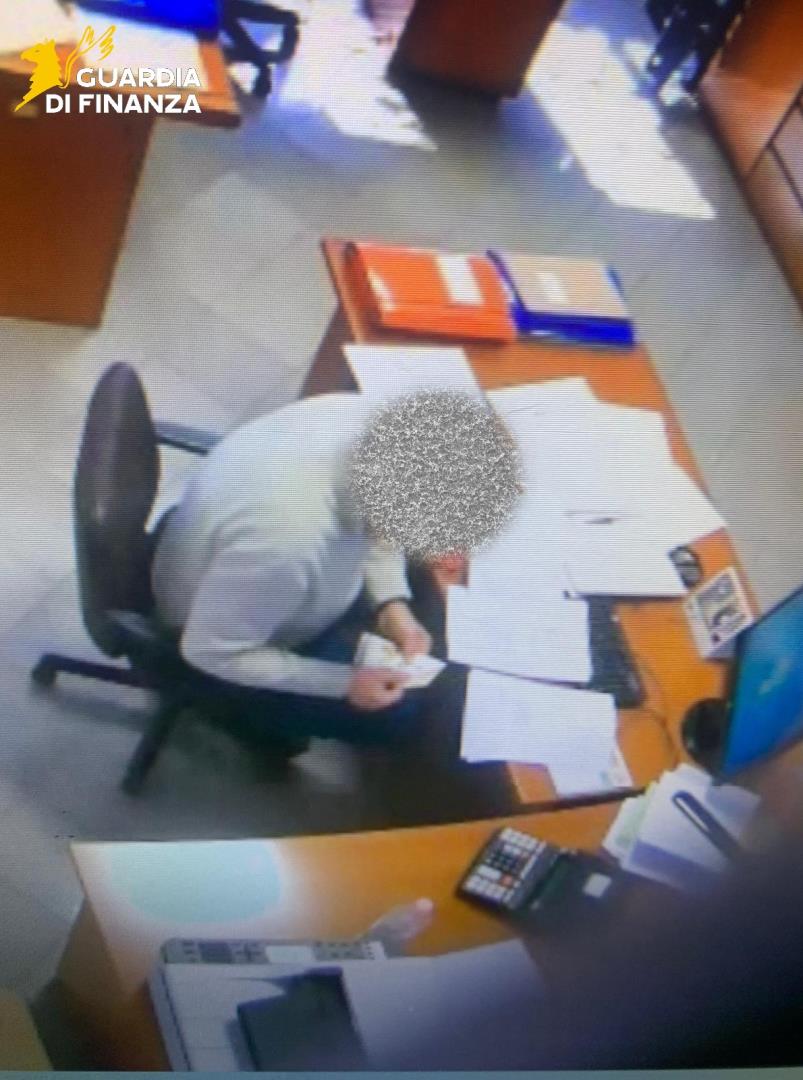 Utilizzava denaro pubblico per retribuire irregolarmente un collaboratore, scatta la misura interdittiva