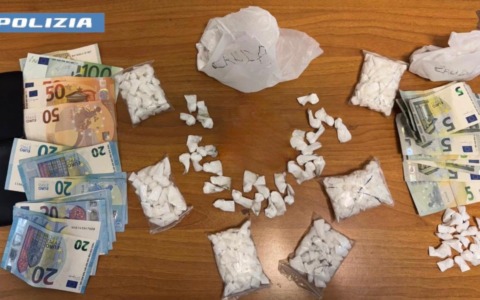 Deposito di droga a tenuta magnetica sotto l’auto, otto arresti