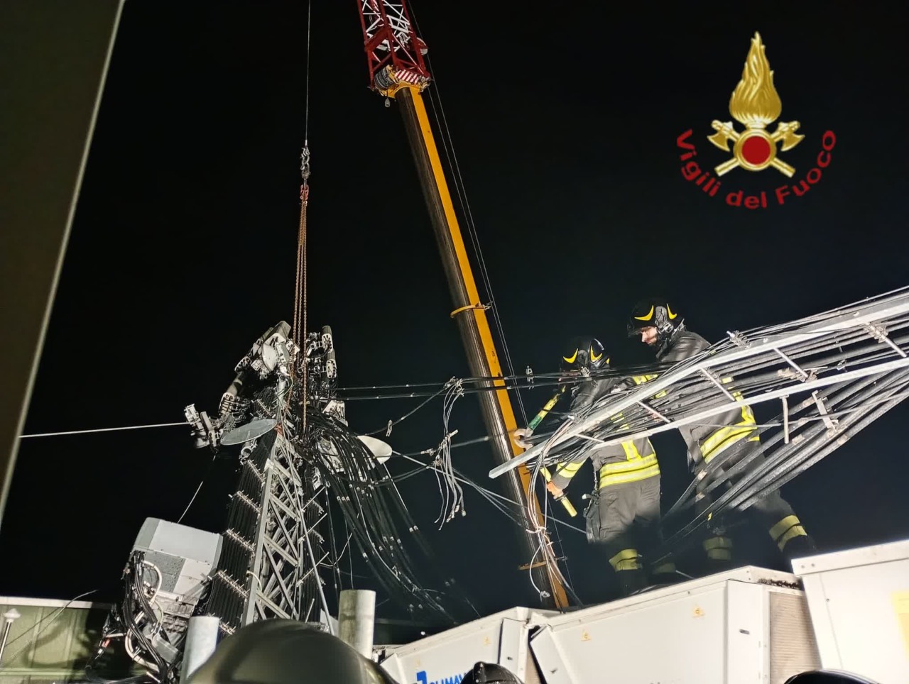 Messa in sicurezza l’antenna-ripetitore dopo il cedimento del traliccio