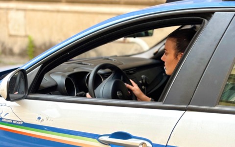 Truffa delle tre campanelle, interviene l’ufficio immigrazione della Questura