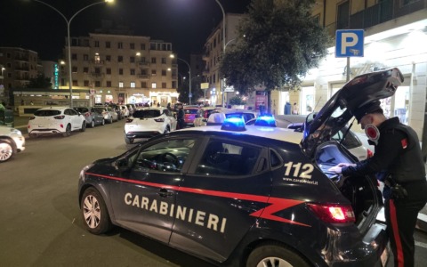 Fuggono su uno scooter rubato, due giovani arrestati dopo un inseguimento