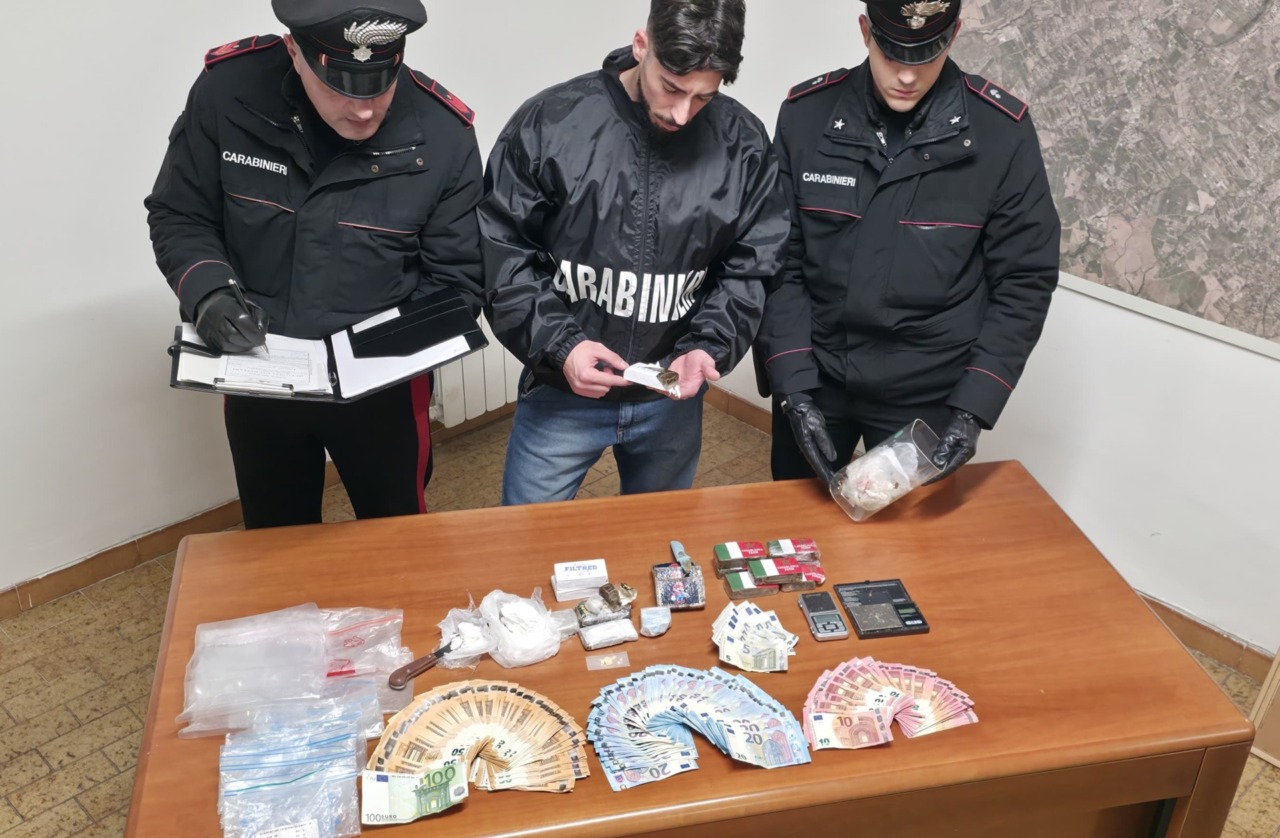 Droga e soldi in casa, arrestati due giovani spacciatori