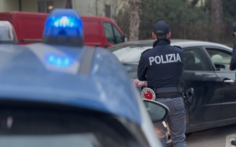 Controlli straordinari della polizisul litorale di Ostia, arresti e denuncee