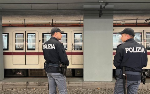 Metropolitana, tre arresti, un fermo e due ordini di carcerazione. I controlli della Polmetro