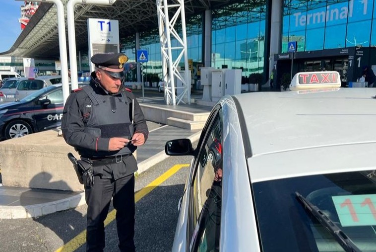 Taxi abusivi presso lo scalo intercontinentale, i carabinieri notificano 8 ordini di allontanamento dall’area