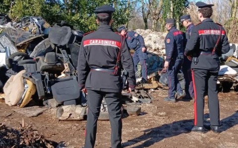 Scoperto il deposito delle auto rubate, due denunce