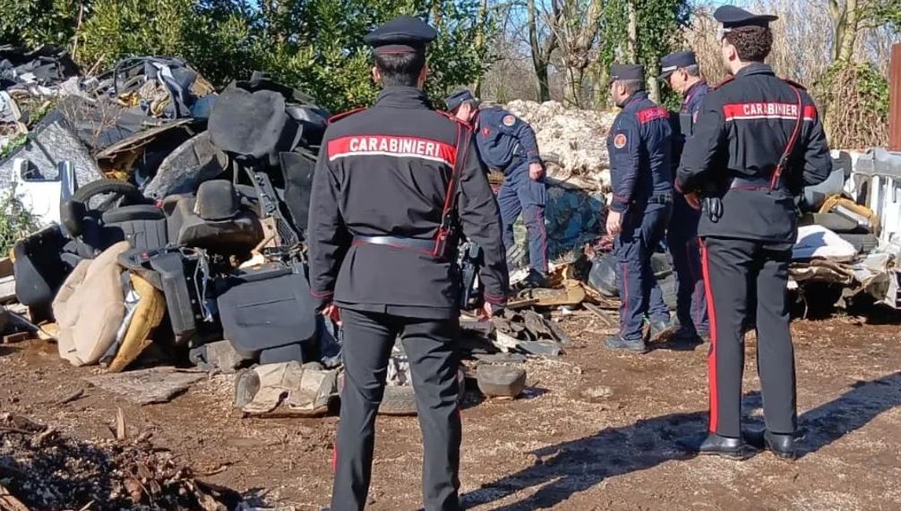 Scoperto il deposito delle auto rubate, due denunce