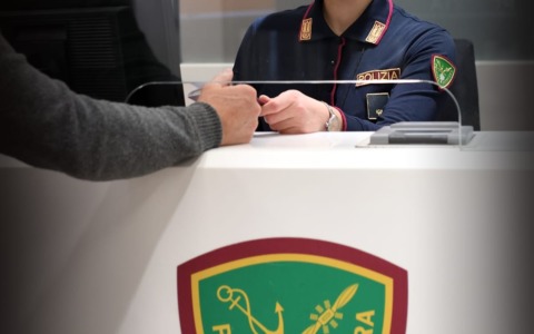 Controlli su un volo in arrivo da Kuwait City, arrestata una donna per favoreggiamento dell’immigrazione