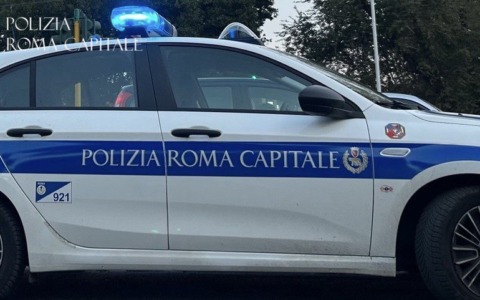 Strappa una catenina d’oro dal collo di una signora facendola cadere a terra, arrestato