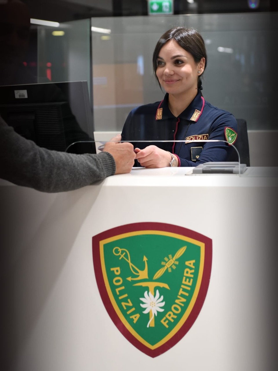 Controlli su un volo in arrivo da Kuwait City, arrestata una donna per favoreggiamento dell’immigrazione