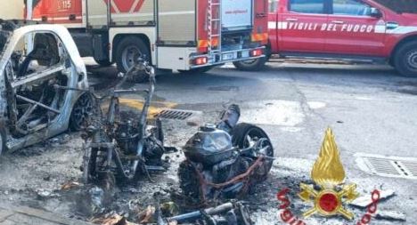 Incendio distrugge 14 scooter e due auto nel quartiere Prati