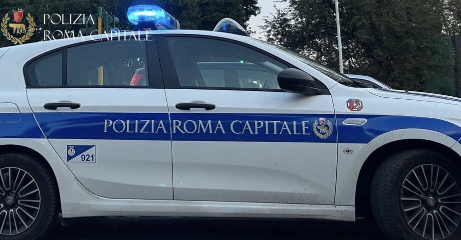 Strappa una catenina d’oro dal collo di una signora facendola cadere a terra, arrestato