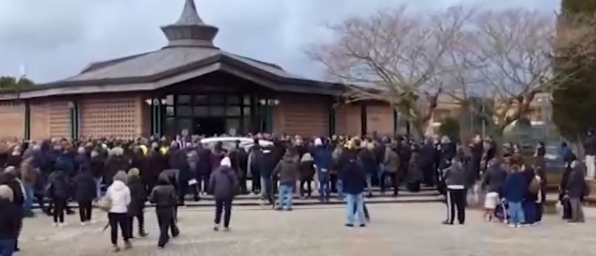 Una folla silenziosa per l’ultimo saluto a Federica Torzullo