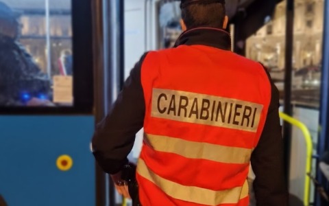 Armato di coltello si rifiuta di scendere dall’autobus, bloccato e denunciato