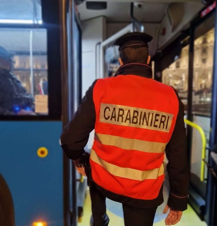 Armato di coltello si rifiuta di scendere dall’autobus, bloccato e denunciato