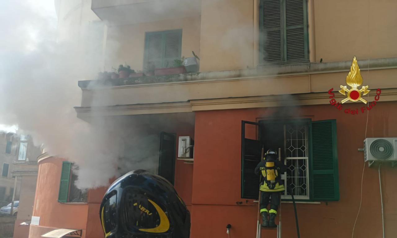 Fiamme in un appartamento alla Garbatella, evacuati 20 residenti
