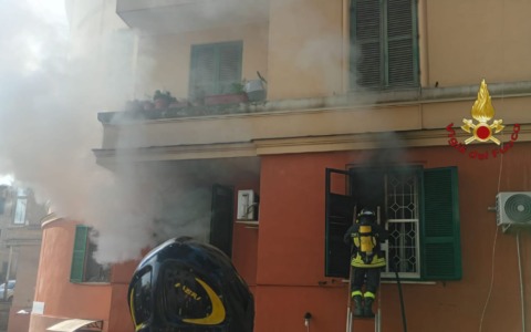 Fiamme in un appartamento alla Garbatella, 4 intossicati