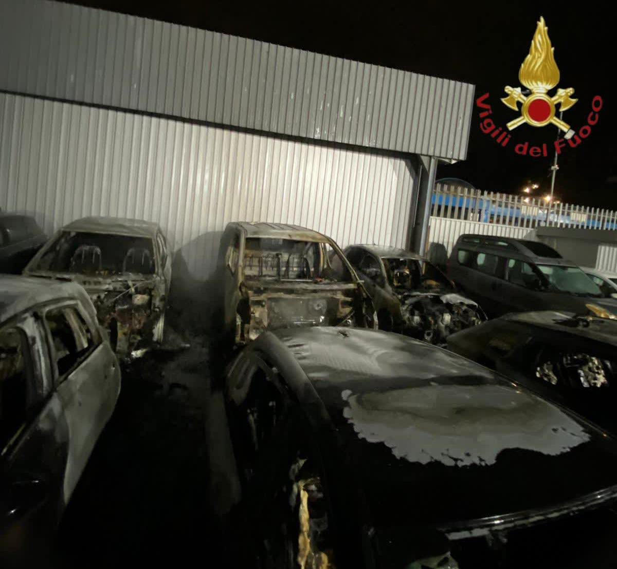 Incendio nell’autosalone, distrutte 13 auto