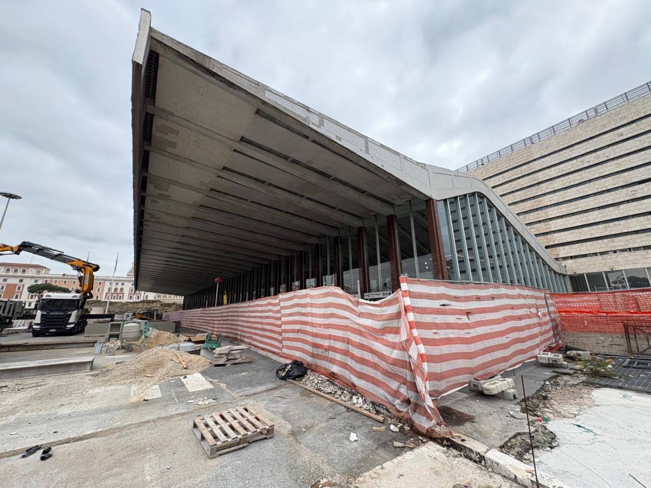 Lavori a piazza dei Cinquecento: torri di illuminazione più alte, arboreto e nuova pavimentazione