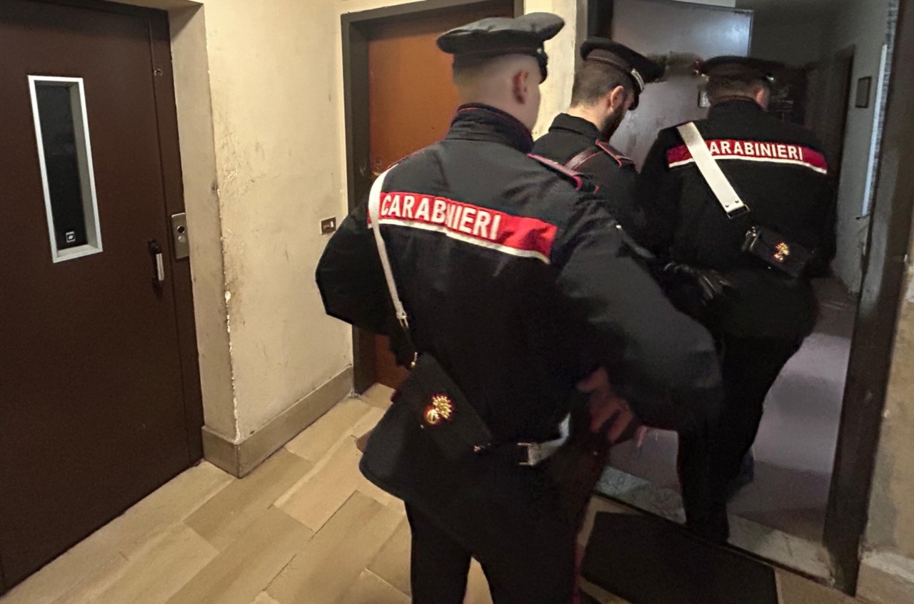 Picchia e minaccia la moglie davanti al figlio, arrestato marito violento