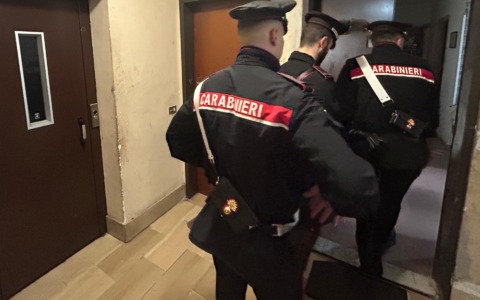 Picchia e minaccia la moglie davanti al figlio, arrestato marito violento