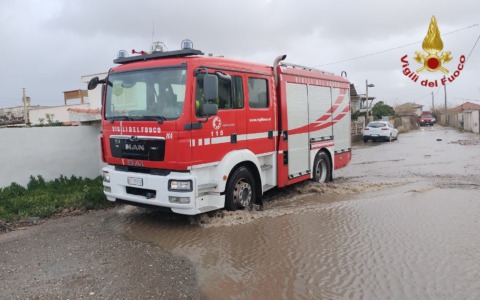 Maltempo, esonda il mare in via Passo della Sentinella, evacuate 50 famiglie
