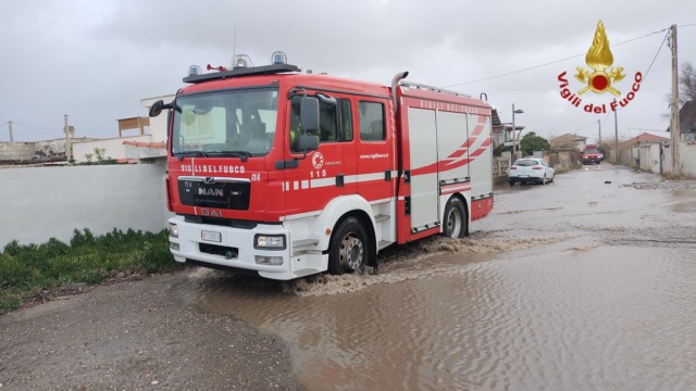 Maltempo, esonda il mare in via Passo della Sentinella. 13 persone fuori casa