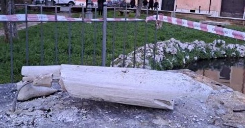 Distrutta la Fontana delle Acque Vergini dell’artista Alessio Paternesi