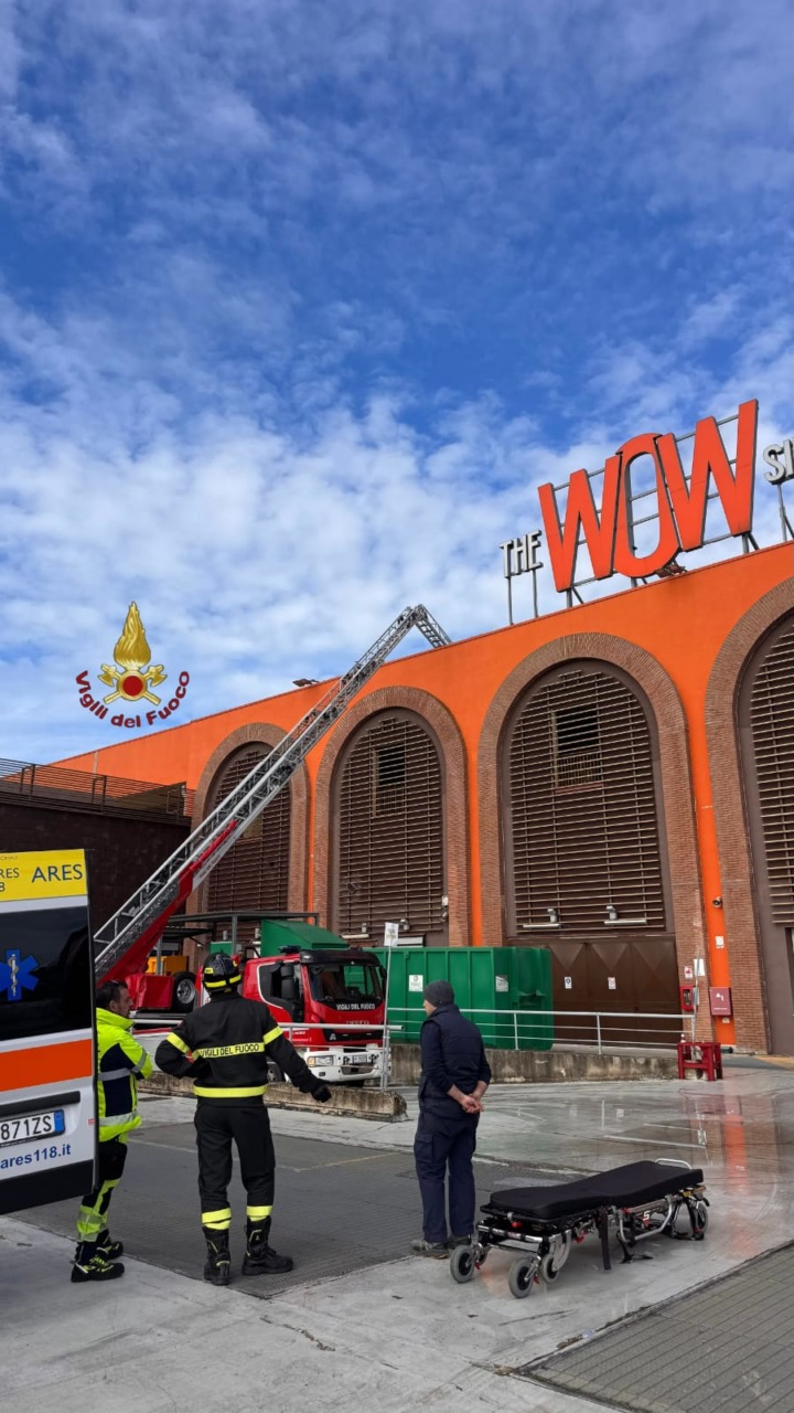 Incidente sul lavoro al centro commerciale, operaio tratto in salvo dai Vigili del Fuoco