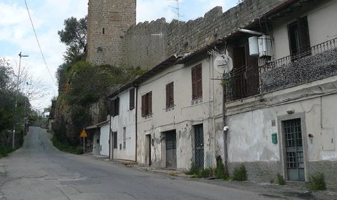Sorprende i ladri a rubare in casa e loro le chiedono scusa