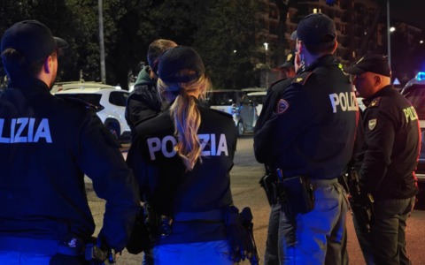 Armato di un’accetta ha tentato di entrare nell’auto di una donna, denunciato