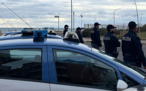 Aggredisce e segrega in un una baracca la compagna e un amica di lei, arrestato dalla polizia