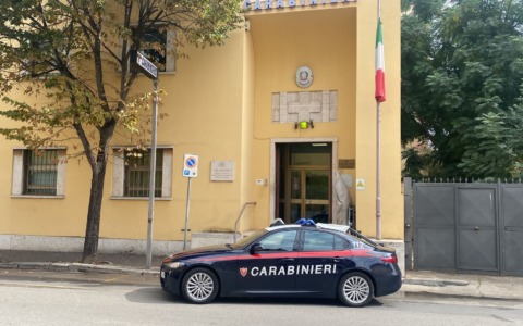 Lancia sassi in strada, TSO per uno straniero di 27 anni