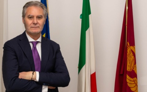 Mette un petardo nel cappuccio del compagno, ammonito dal Questore