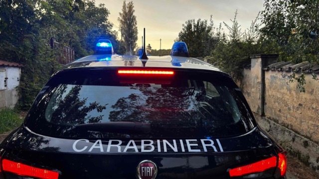 Pesta la titolare di un bar e si rifugia in casa: la “trattativa” con i carabinieri