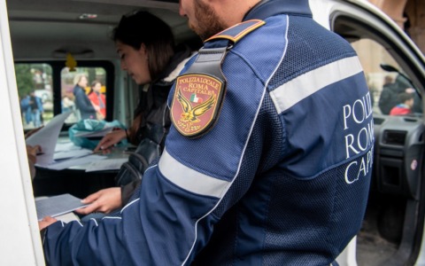 Ruba merce dagli scaffali, arrestato un 42enne