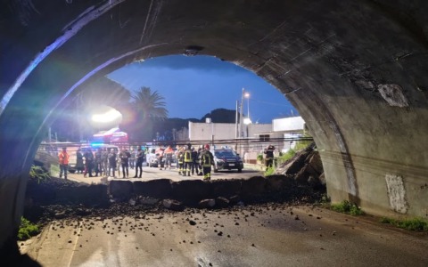 Crolla la protezione del ponte ferroviario della Vecchia Aurelia, linea interrotta