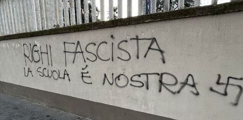 Vandali al liceo Righi: “Righi fascista la scuola è nostra”. Scuola inagibile