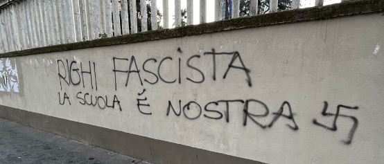Vandali al liceo Righi: “Righi fascista la scuola è nostra”. Scuola inagibile