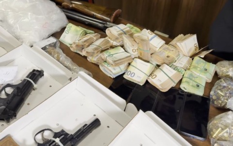 Dieci auto a fuoco e giro di spaccio, arrestati due uomini e una donna