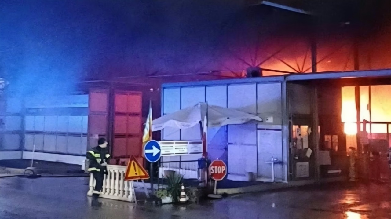 Incendio nel centro di raccolta dell’Ama