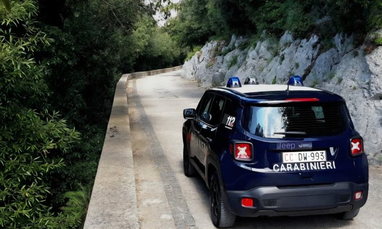 Auto contro camion, muore ragazza di 25 anni