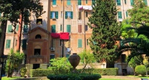 Imbrattato con simboli fascisti il cortile dove fu girato il film “C’è ancora domani”