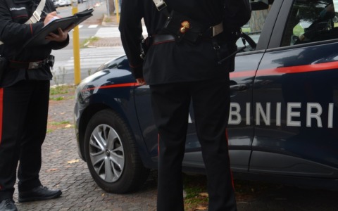 Aggredita a colpi di mannaia in strada dal suocero, grave una donna