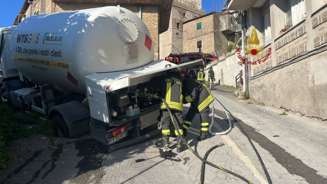 Cede la strada, pericolo per un’autocisterna carica di GPL
