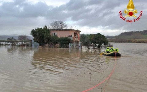 Esondano due fiumi a Tarquinia, in salvo tre persone e due cani. Allagamenti e frane in tutta la Tuscia