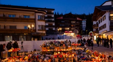 Crans Montana, i Moretti aggrediti dai familiari delle vittime