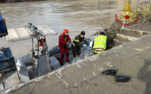 Cade dal Ponte del Sisto, salvata dai vigili del fuoco