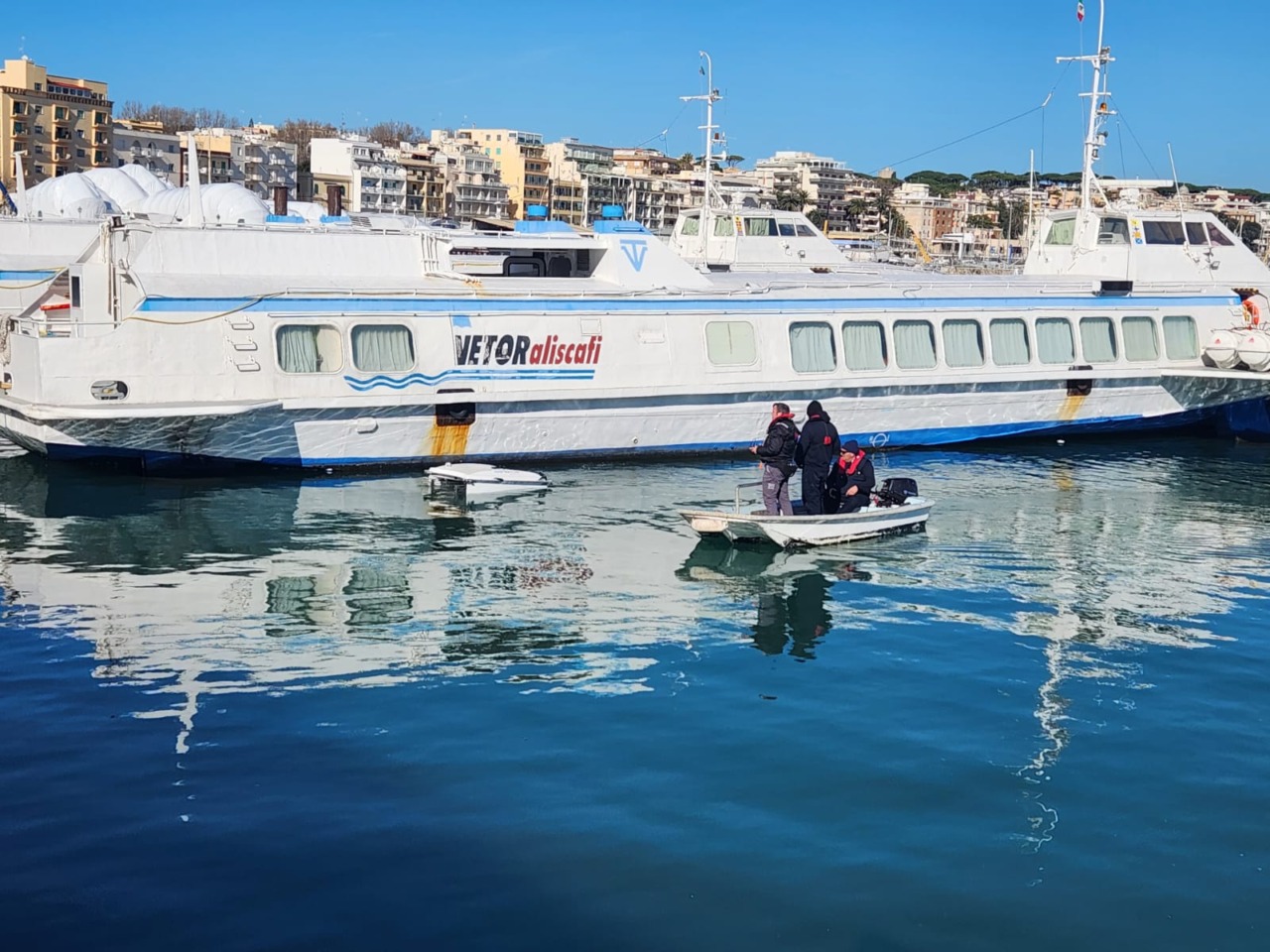 Pulizia del porto, in opera il drone marino mangia-plastica