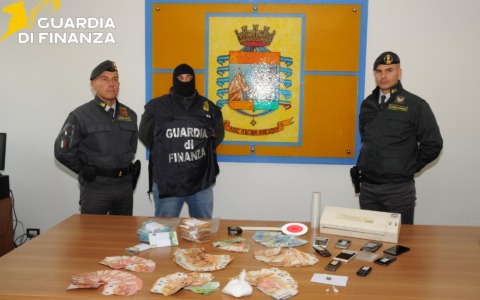 Traffico di stupefacenti e riciclaggio, condanne definitive e confische di beni